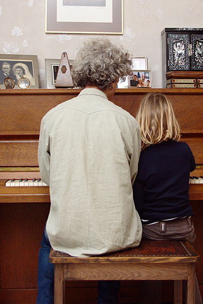 Klein- en achterkleinkind aan de piano bij oma (©2011, buscalisa)