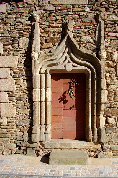 Huisdeur met twijg van notelaar in het oude Uzerche, ©2011 buscalisa