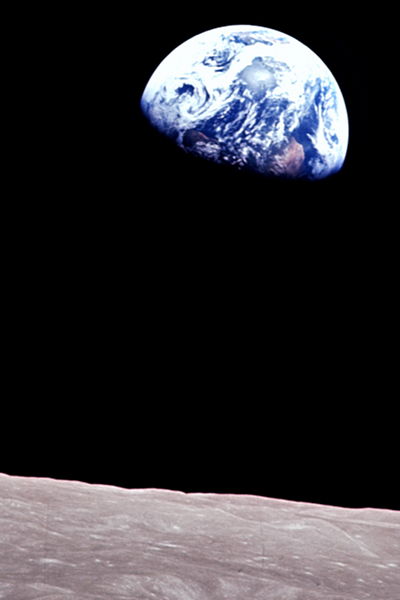 De aarde vanop de maan (Apollo 8,  dec 1968; NASA/NSSDC), toen er nog maar 3,5 miljard mensen op de aarde leefden